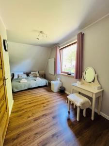 ein Schlafzimmer mit einem Bett, einem Tisch und einem Spiegel in der Unterkunft Park Wilkasy in Goldap + 124 Fotos