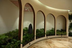 尼杜巴塞莱0484 Aero Lounge-Terminal 2 Cochin Airport Hotel的一间种植了大量植物的房间