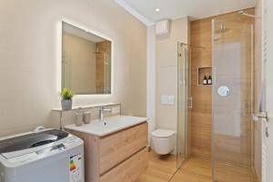 a bathroom with a sink and a toilet and a shower at CasaVia Frankenthal Zentrum - BRIGHT Collection in Frankenthal