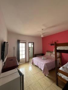 una camera da letto con un letto e una TV di Pousada Boa Vista a Tiradentes