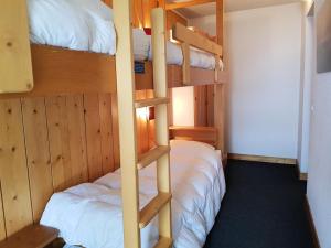 Postel nebo postele na pokoji v ubytování Résidence Cachette - Appartement 3 pièces 8 personnes à Arc 1600 en centre station proche des commerces et des pistes MAE-1675 + 10 fotografií