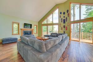 TV a/nebo společenská místnost v ubytování Waterfront Lake Huron Getaway with Private Beach!