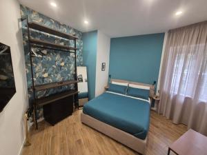 una camera con letto blu e scala di La Gioia Napoli a Napoli