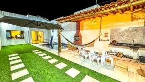 Posezení v ubytování Casa Ampla com Piscina e Área de Churrasco 400A