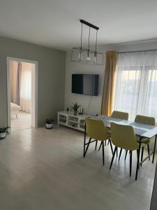 比斯特里察B&B Unicat的带餐桌和椅子的客厅