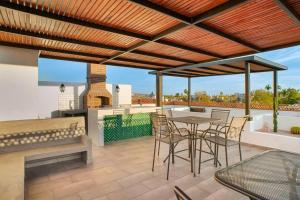 Un patio con mesa y sillas y una chimenea. en Pineda Suite # 202 with parking and housekeeping, en La Paz 14 fotos más