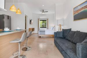 Una sala de estar con un sofá y un dormitorio. en Pineda Suite # 202 with parking and housekeeping, en La Paz