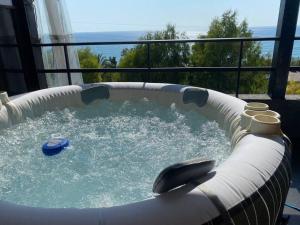 una vasca idromassaggio con dentro uno squalo giocattolo di Endless Horizon - Sunset Jaccuzi Sea View a Jbeil