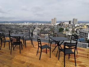 長岡京市にあるHotel Discover Nagaokakyo - Vacation STAY 29761vの屋根の上の一団