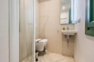 Koupelna v ubytování Penthouse con terraza- 2D 2B- Triana
