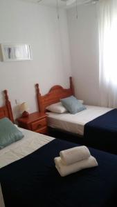 ein Schlafzimmer mit 2 Betten und Handtüchern darauf in der Unterkunft Valparaiso in Nerja
