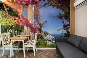 balcón con vistas a la ciudad y papel pintado de flores en Tiny studio in center of Varna, en Varna