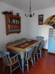 ein Esszimmer mit einem Tisch und Stühlen in der Unterkunft Valparaiso in Nerja