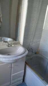 La salle de bains est pourvue d'un lavabo et d'une baignoire. dans l'établissement Valparaiso, à Nerja
