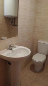 La salle de bains est pourvue d'un lavabo blanc et de toilettes. dans l'établissement Valparaiso, à Nerja