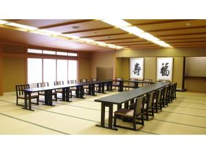 加賀市にあるTokigasane - Vacation STAY 21014vのテーブルと椅子が置かれた広い部屋 +19枚の写真