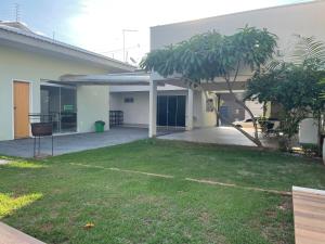 eine Terrasse mit einer Liegewiese vor einem Gebäude in der Unterkunft Sua casa fora de casa, ao lado do shopping in Jacuda + 5 Fotos