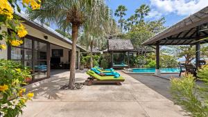 Bazén v ubytování Luxury Beachfront Pool Villa - Finu at Samui nebo v jeho okolí
