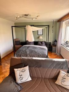 Postel nebo postele na pokoji v ubytování Pension FAULPELZ - Apartment mit Küche, Badewanne