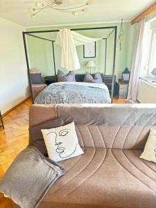 Postel nebo postele na pokoji v ubytování Pension FAULPELZ - Apartment mit Küche, Badewanne