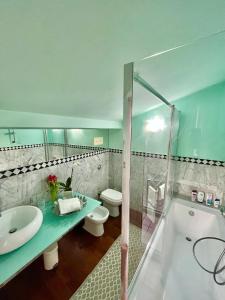 A bathroom at Casa Vacanze Funicolare Még 27 kép