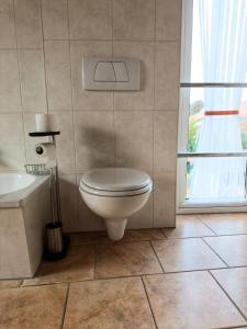 Koupelna v ubytování Pension FAULPELZ - Apartment mit Küche, Badewanne