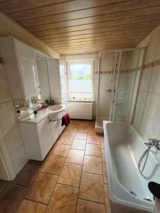 Koupelna v ubytování Pension FAULPELZ - Apartment mit Küche, Badewanne