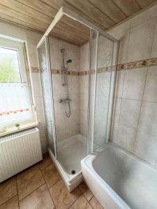 Koupelna v ubytování Pension FAULPELZ - Apartment mit Küche, Badewanne