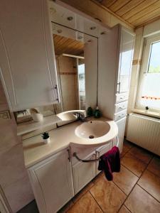 Koupelna v ubytování Pension FAULPELZ - Apartment mit Küche, Badewanne
