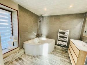 Koupelna v ubytování Maison 4-6 personnes proche Gerardmer + 14 fotografií