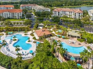 una vista aérea de un complejo con dos piscinas en Top-Floor Luxurious LAKEVIEW Condo, en Orlando