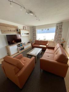 een woonkamer met twee banken en een tafel bij Ferienwohnung Zobl in Füssen