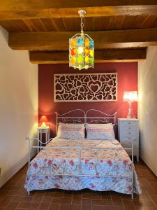 sypialnia z łóżkiem i lampką w obiekcie Agriturismo La Valle Dimenticata w mieście Urbania
