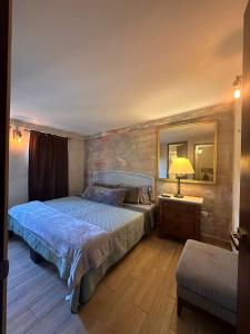 Una cama o camas en una habitación de Casona San Cayetano Suites & Lofts by SCE