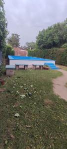 a group of benches sitting in a park at Pergamino GUEST HOUSE in Pergamino