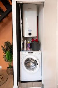 a washer and dryer in a room with at Villa La Perle Bleue in Ebersheim