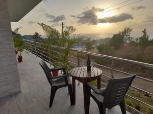 Serenity Seaview Suite的阳台或露台
