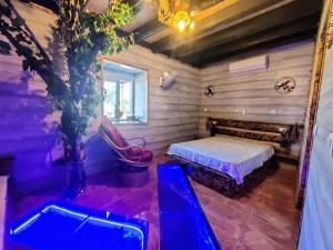 a bedroom with a bed and a potted plant at Quarto águas- Casa Amazonia PT in Casconha