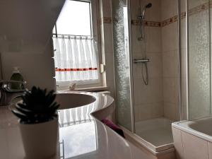 Koupelna v ubytování Pension FAULPELZ - Apartment mit Küche, Badewanne