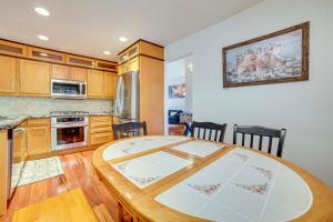 Imagen de la galería de 1 Mi to Downtown Reno Spacious Home with Deck!, en Reno