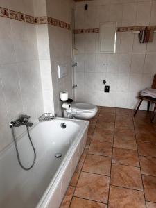 Koupelna v ubytování Pension FAULPELZ - Apartment mit Küche, Badewanne