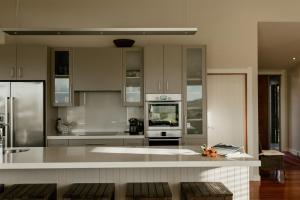 Una cocina o cocineta en Tuki Views House with pool and spa