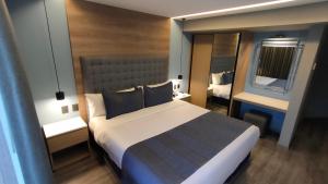 Una cama o camas en una habitación de Alia Inn Boutique WTC