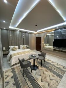 a hotel room with a bed and a tv at سماء البوادي للشقق المفروشة in Jeddah