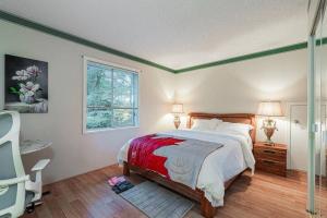 a bedroom with a bed and a desk and a window at Garden Hotel 3-bedroom house for whole book in Richmond