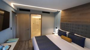 Una cama o camas en una habitación de Alia Inn Boutique WTC