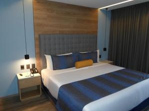 Una cama o camas en una habitación de Alia Inn Boutique WTC