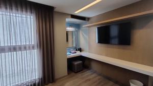 Una televisión o centro de entretenimiento en Alia Inn Boutique WTC