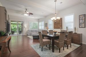 Una sala de estar con mesa de comedor y sillas. en Fairways at Mauna Lani 1405 Garden View 3B 2 and half Bath, en Waikoloa