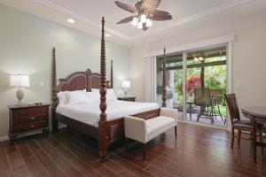 Un dormitorio con una cama, una silla y una mesa. en Fairways at Mauna Lani 1405 Garden View 3B 2 and half Bath, en Waikoloa 36 fotos más